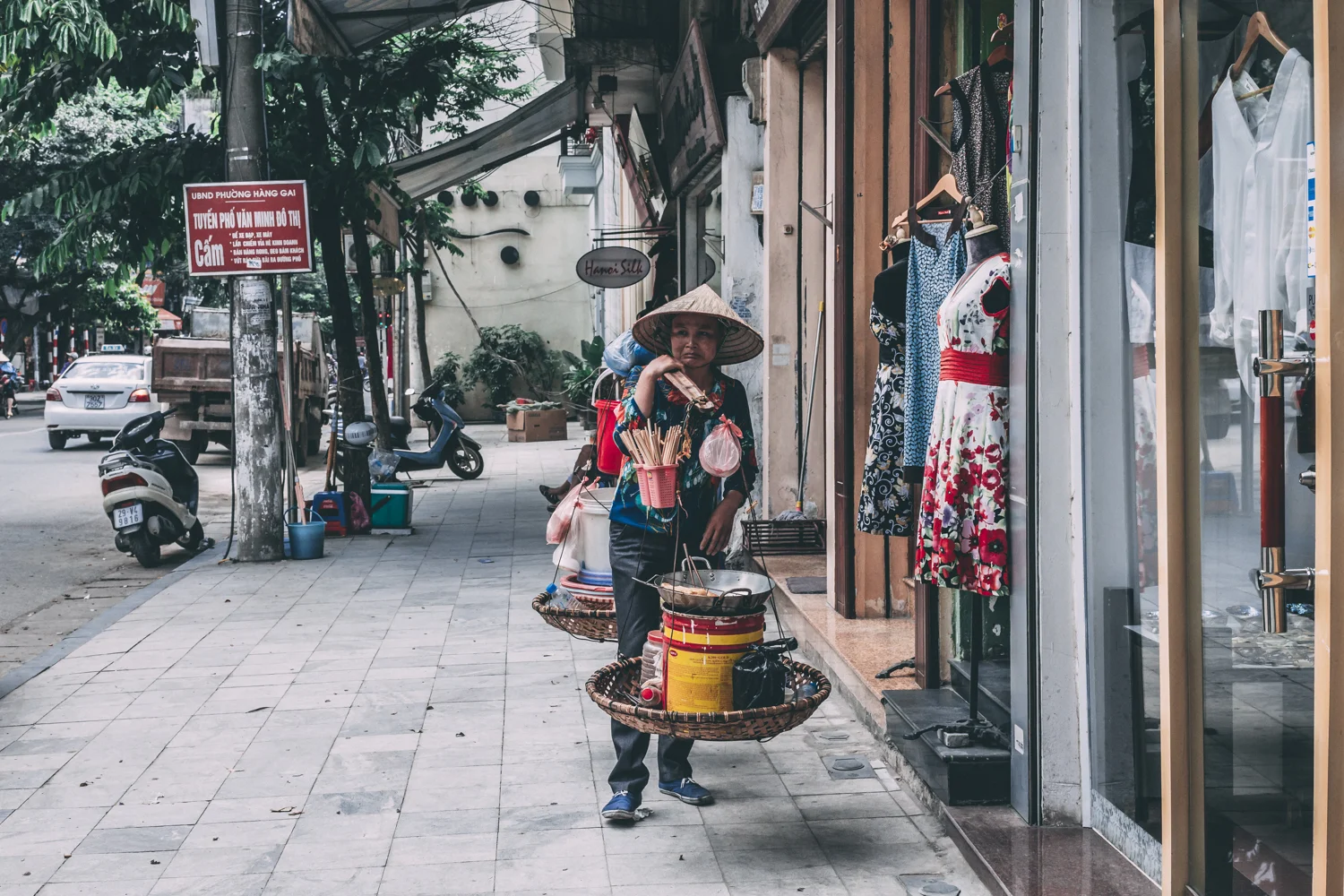   2014  Hanoi, Vietnam Canon 6D, 50mm 1.2L 