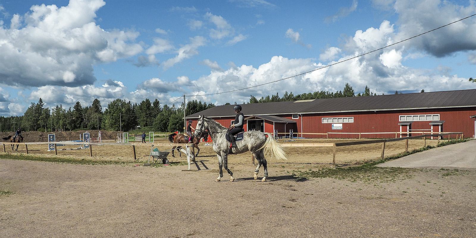 KiVa-tallin-kenttä-ja-Tuisku-Kivikoski-Vainio.jpg