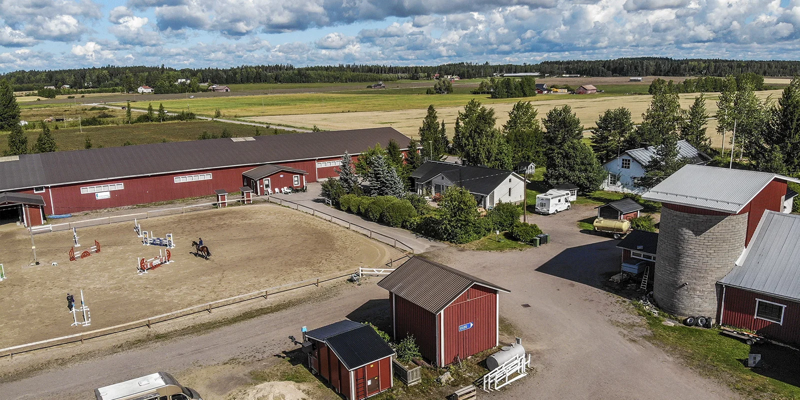 KiVa-talli-kenttä-ja-maneesi-yleisilme.jpg