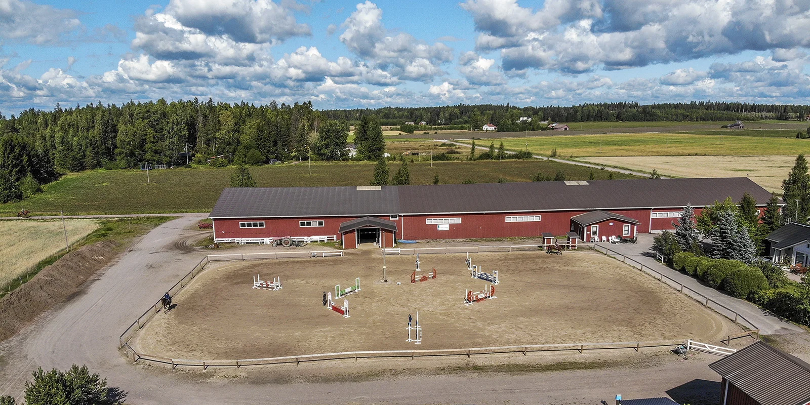 KiVa-talli-kenttä-ja-maneesi.jpg