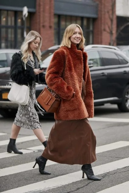 Here Lisa Aiken shows us how to wear browns and rusts together. This styling is so on point for AW 19 especially with the square toe boots and leather skirt.