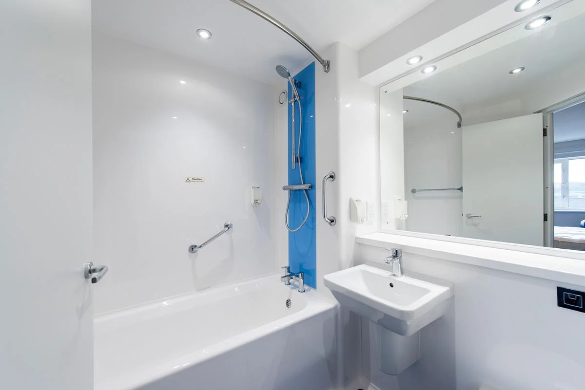 Travelodge hotel Weston-Super-Mare bathroom