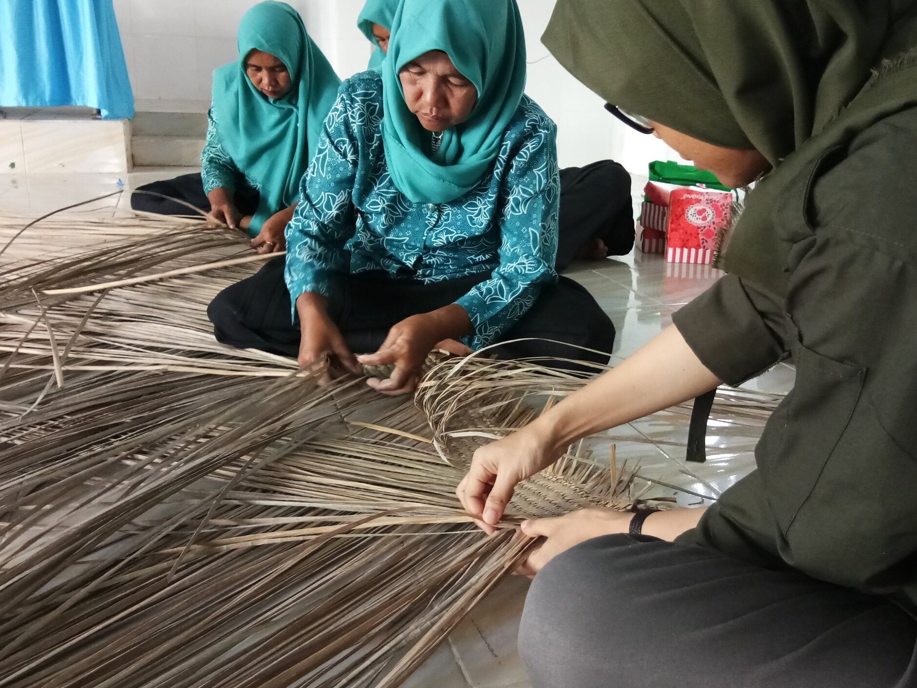  Participants learn new mat-making techniques. 