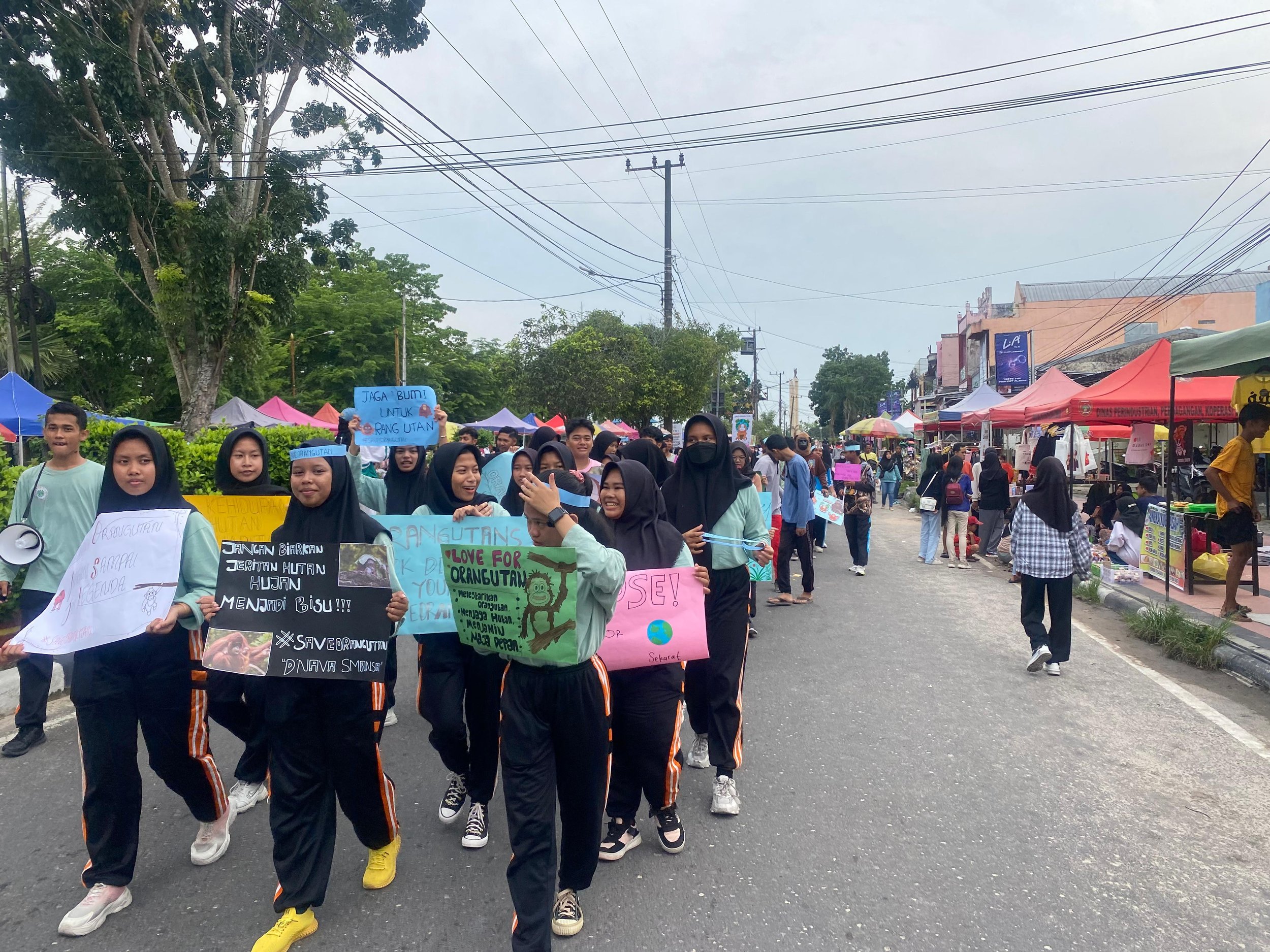 Senior High School Students Street Campaign Orangutan Caring Week 2.jpeg