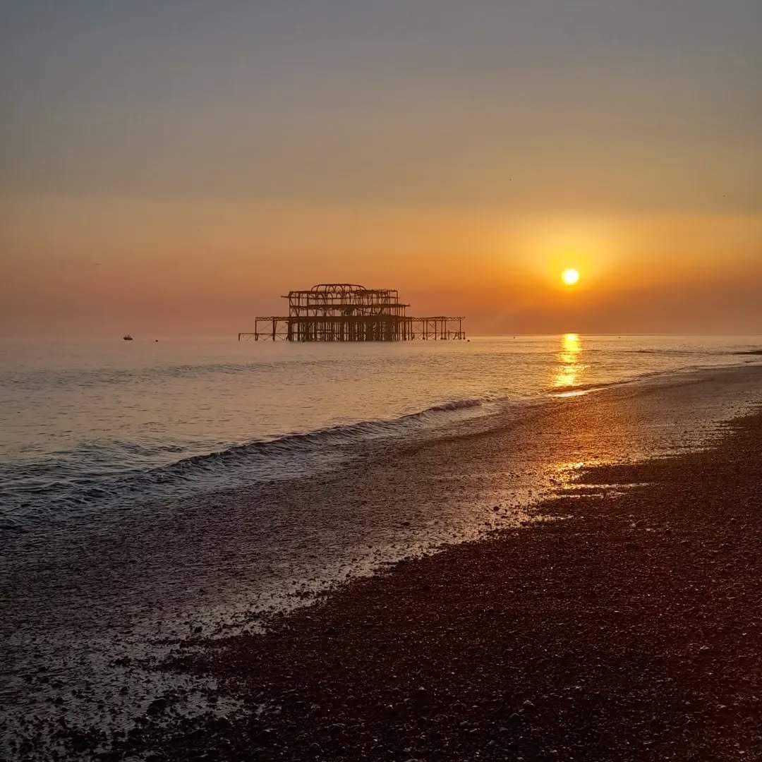 The #LivingLondon spring 🌱🌸 newsletter is now out! Have a read for upcoming London wanderings 👣, South Downs wanderings 🐮, new projects 📸, hidden gems 🕌, stories ✏, recommendations 🌇 and life updates 🌊 (illustrated with a random and kinda unr