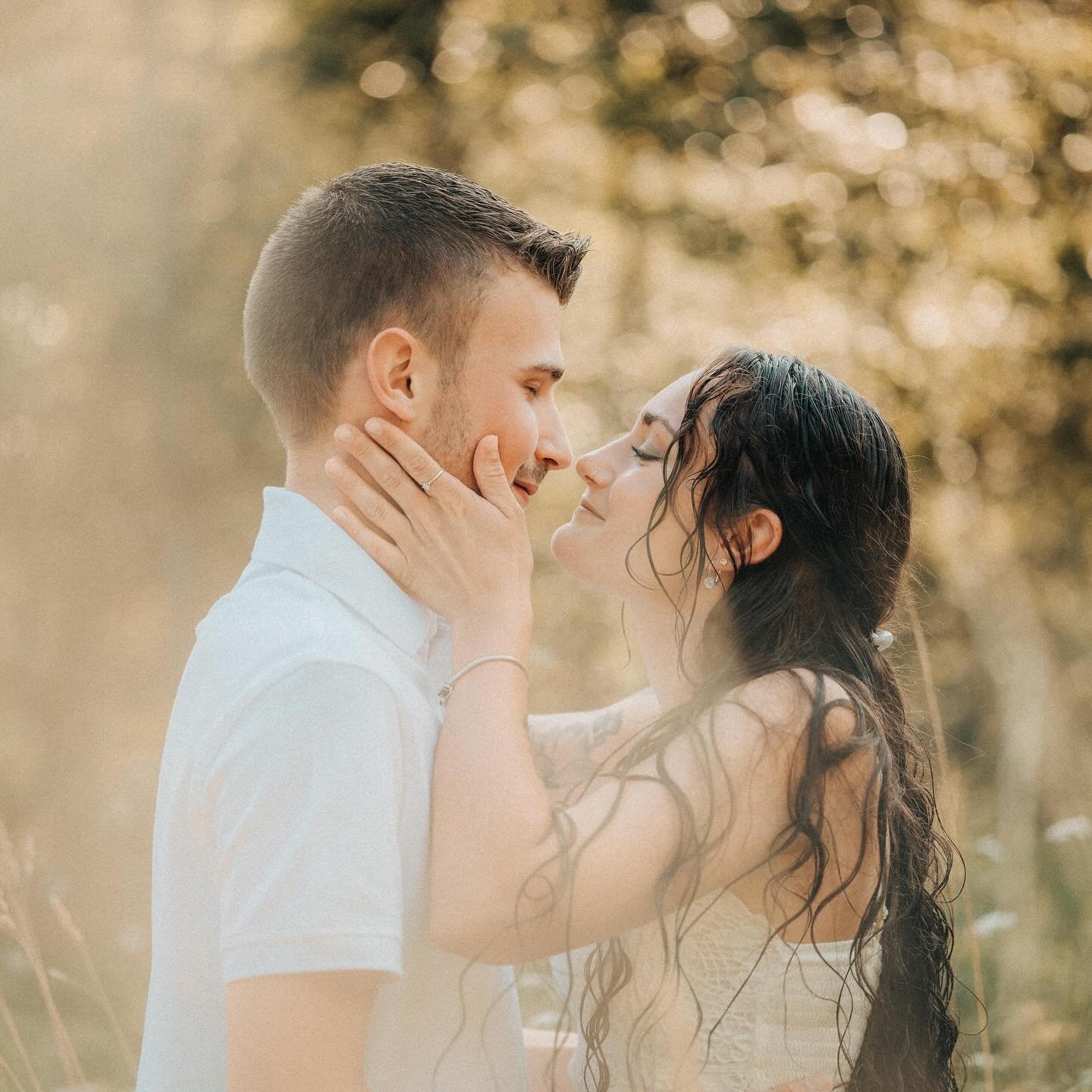 I merke wieni gad chli i dene Summervibes h&auml;nge und richtig Bock uf sch&ouml;ns W&auml;tter ha 😍🌻 und vorauem ufs Fotografiere duss 🥰🌞 #couplelove #couplephotography #paarfotos #summervibes