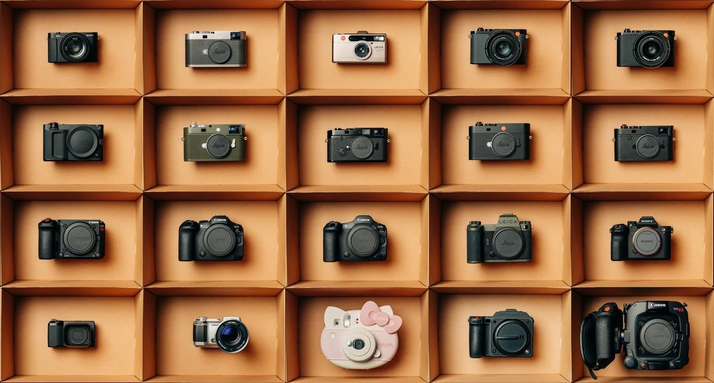 Ha aktuell viu Kameras da u mau irgendwie w&ouml;ue es Foto vo aune mache. Aber das isch no so e Challenge, wemes nid eifach so lieblos wott ufe Tisch steue 🤣 N&auml;r ischmer die &sbquo;in a box&lsquo; Collage i Sinn cho.. 😉😄 @foto_zumstein