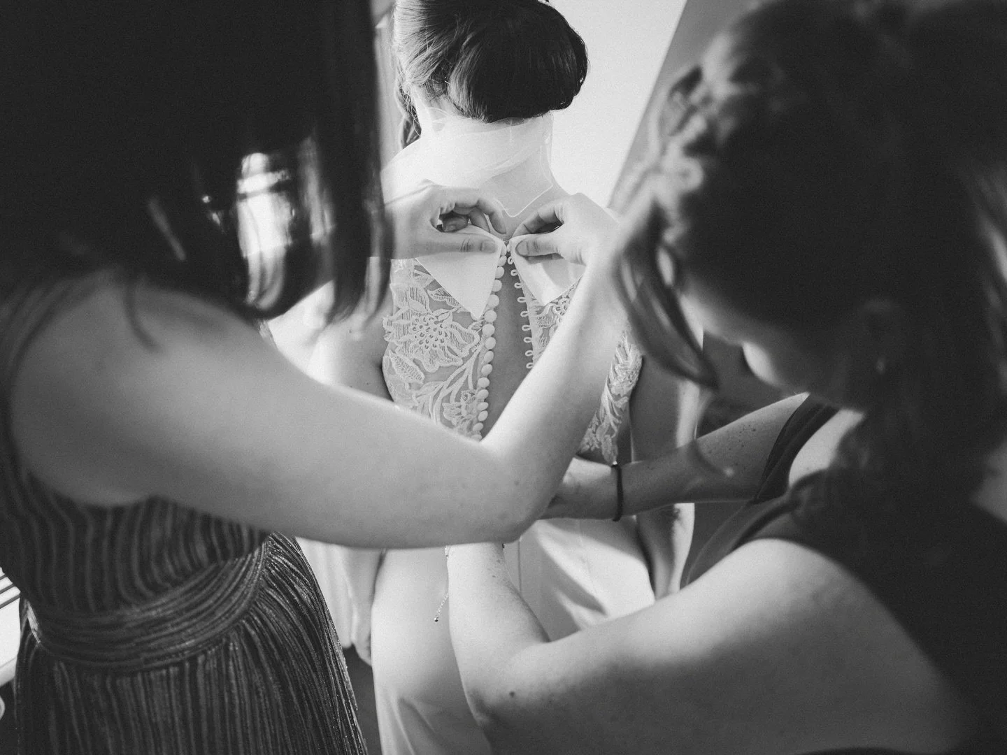 Gettingreadys si eine vo mine Lieblingsmom&auml;nte are Hochzeit. Locker, hektisch, turbulent, ruhig. Es ch&ouml;me aui Sache z&auml;me u w&auml;chsle sich ab. Aui fr&ouml;ie sich. Oh wart, w&auml;r het d&lsquo;Ringe?? 😁😁 #hochzeit #weddingday