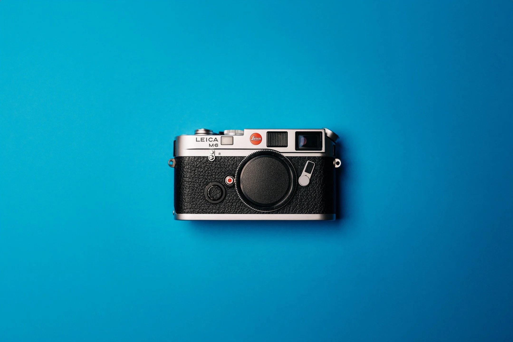 I ha zwar beidi Kameras scho vor l&auml;ngerem verkauft. Aber die silbrigi M6 uf dem blaue Papir fingi eifach &auml; glungne Shot. Gitmr eifach so good Vibes. Ja bi komisch, lahmi. 🤣