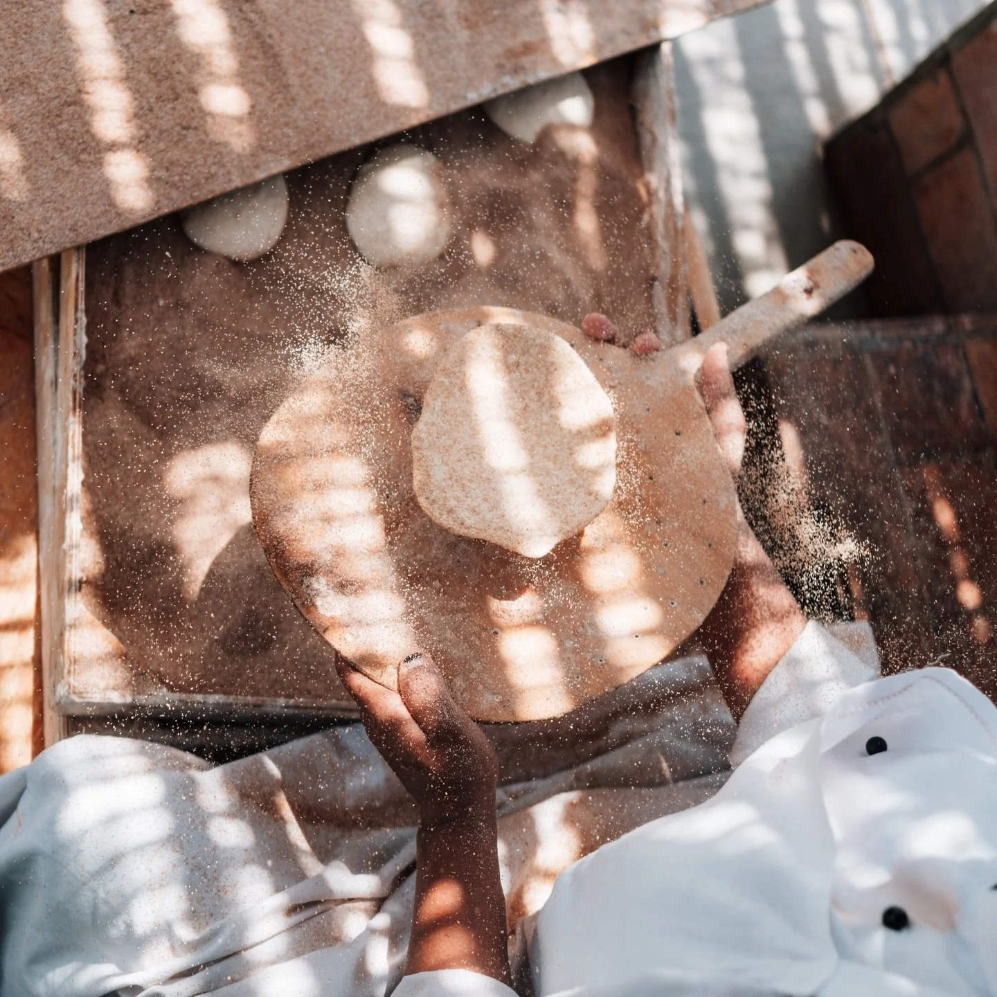 Aish Baladi isch &auml;gyptischs Brot. Es isch useme Suurteig mit Weizevollkornmehl und bim Bache blasts sich uf wie es Ch&uuml;ssi. Mega mit Hummus, Labneh oder Baba Ganoush 🥰😍 #aishbaladi #&auml;gyptischesbrot
