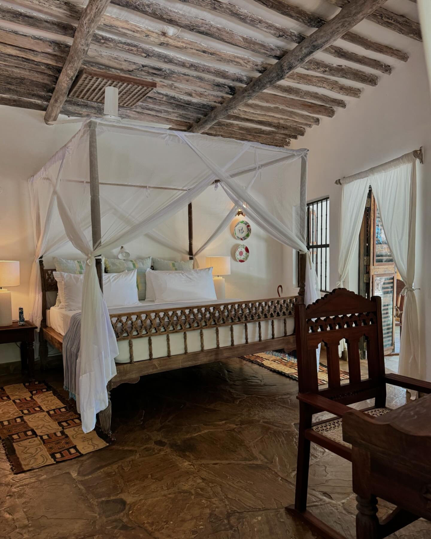 💙 Bedroom with a breeze from the Indian Ocean #kinondokwetu #homeawayfromhome #barefootluxury #kenya #dianibeach #galubeach