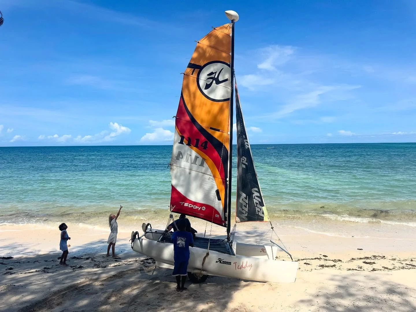 💙 great Winds to take the hoby Cat out #kinondokwetu #sailing #hobycat #indianocean #barefootlife #barefootluxury #kenya #bushandbeach #marineadventure #homeawayfromhome #beachresort #beachlodge #beachlodges