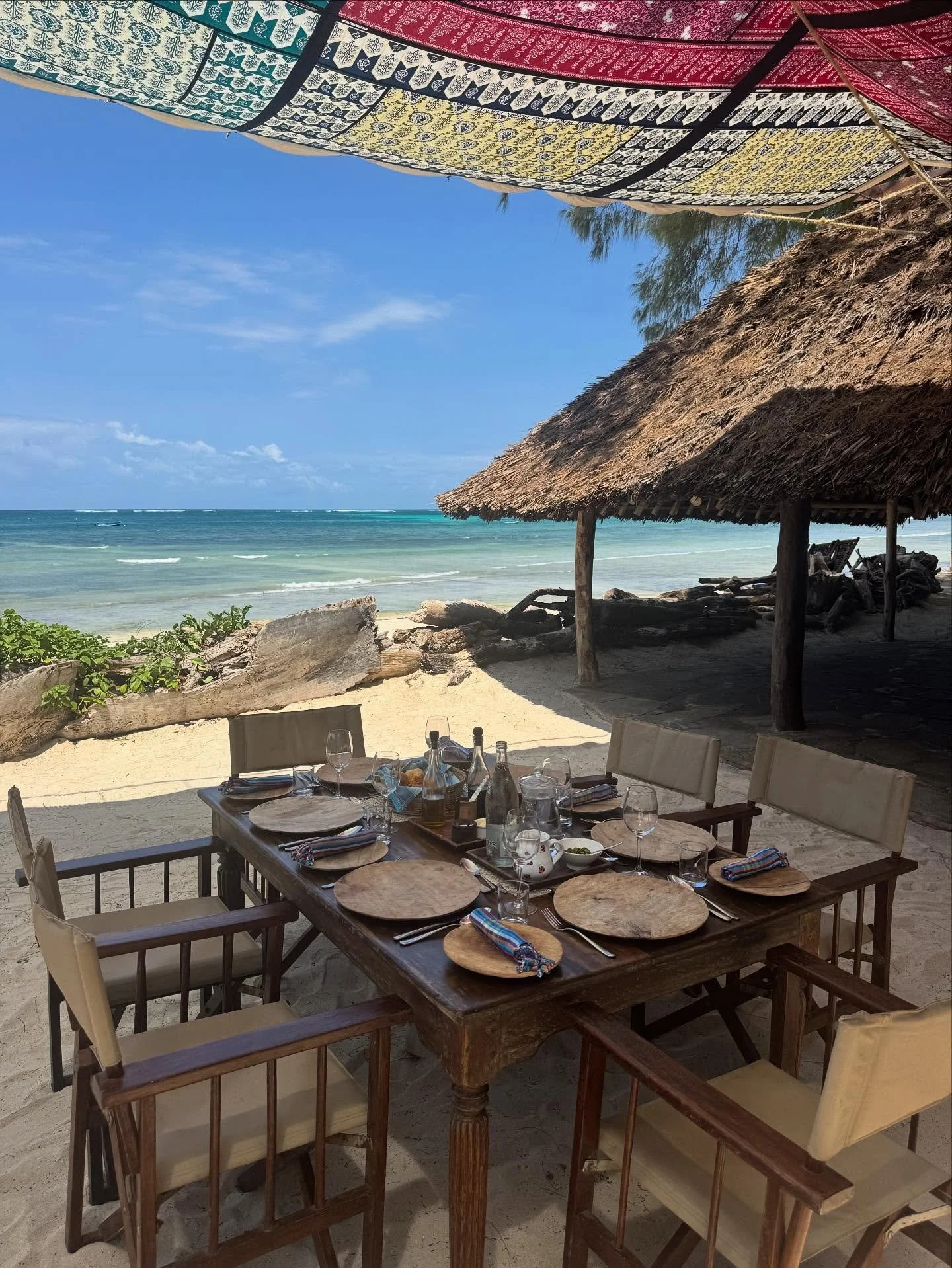 💙 Lunch time #kinondokwetu #barefootluxury #kenya #organic #homeawayfromhome #kenya #galubeach #beschlodge #dianibeach #luxurytravel #travelwithpurpose #bushandbeach