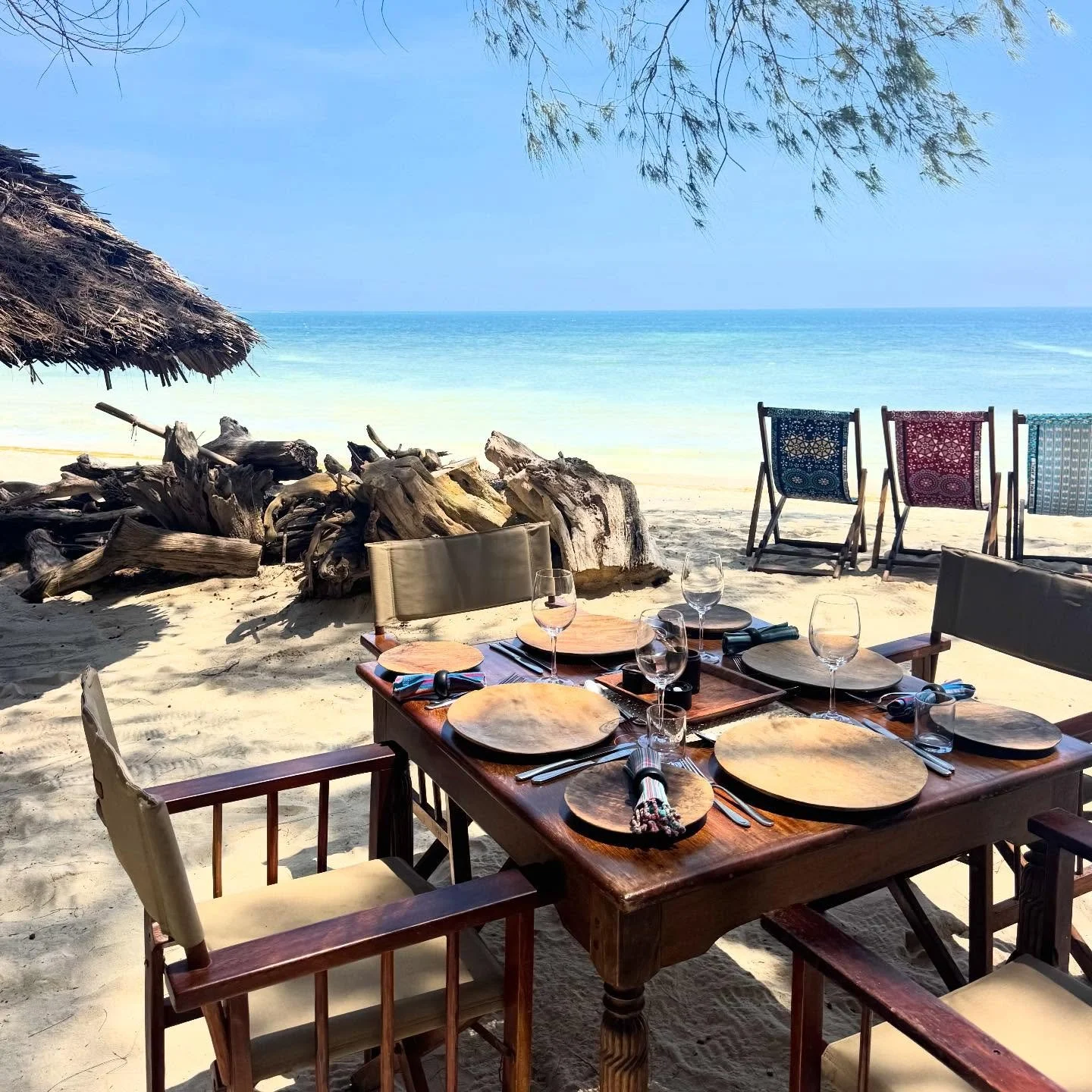 💙 Beach lunch #kinondokwetu #homeawayfromhome #kenya #barefootluxury #beachlodge