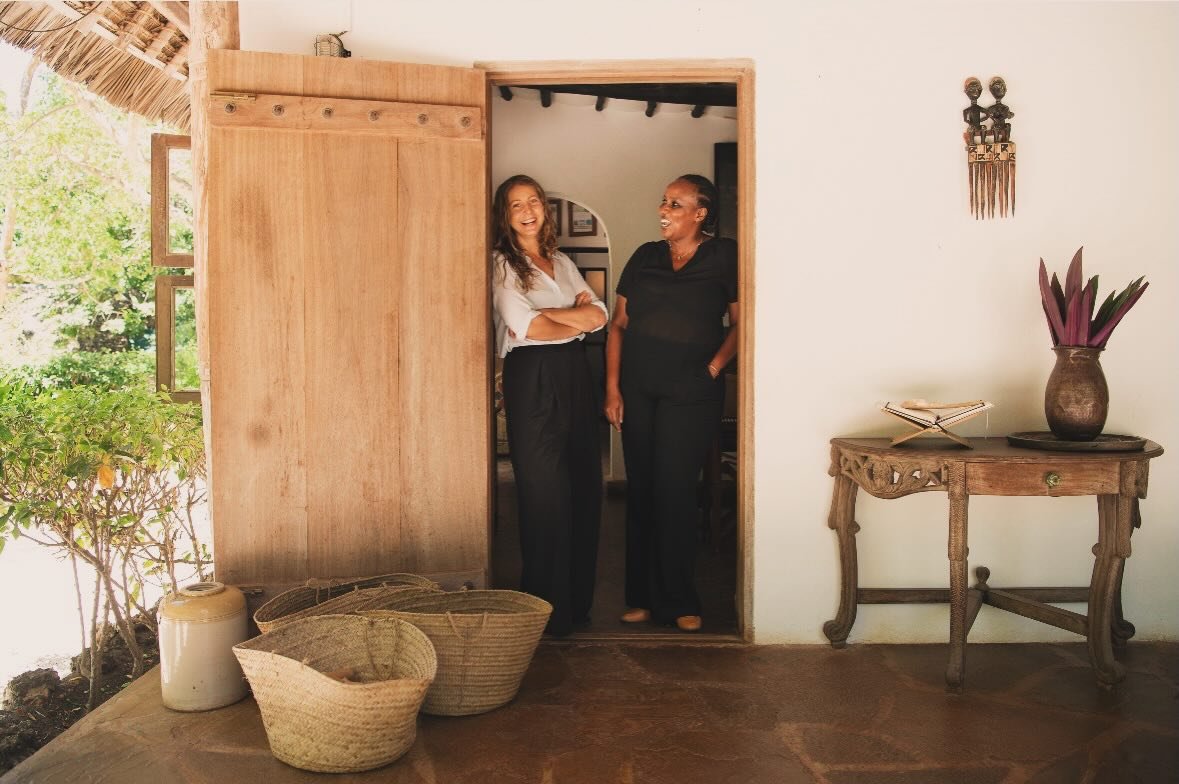 💙 Goodmorning from Anna &amp; Lucy - Happy Wednesday everyone #kinondokwetu #homeswayfromhome #barefootluxury #kenya #beachlodge : @christoferdracke