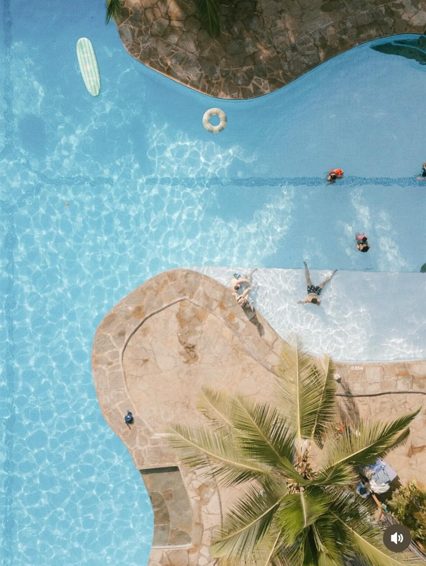 💙 weekend by the pool! #kinondokwetu #barefootluxury #beachlodge #kenya #homeawayhome 📷@leahmariephotography_