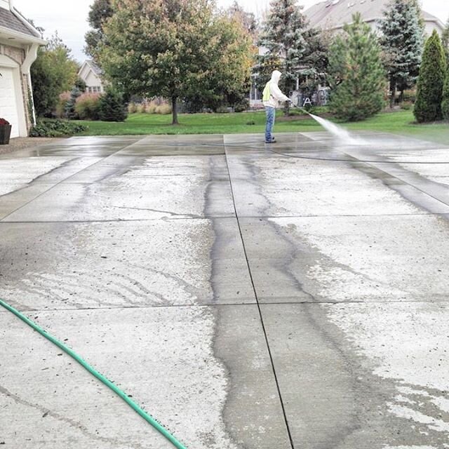 ⭐️⭐️⭐️⭐️⭐️
FOR A LIMITED TIME, Earn up to 10% off for bundling your neighbors projects! Neighbors that wash together, save together! 
#spring #driveway #cleaning is imperative to keep up the expected curb appeal in the neighborhood. .
Let us handle t