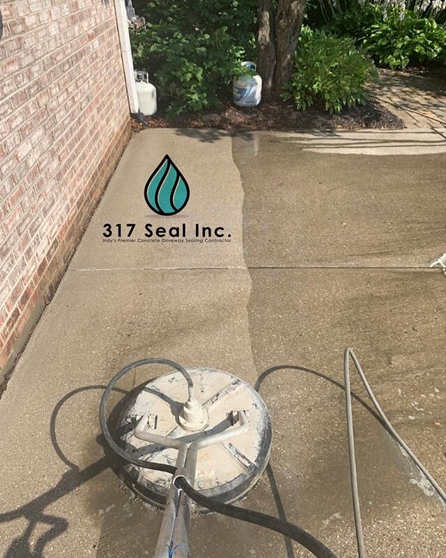 Sometimes you just don&rsquo;t know how dirty your concrete is until you&rsquo;ve seen it clean. 💦💦