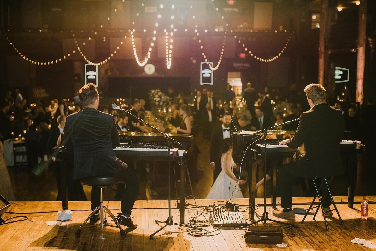 A big stage means even bigger entertainment opportunities! If you had an unlimited budget, what band would you book at your wedding? 🎶

Photo by @degrootfilmco