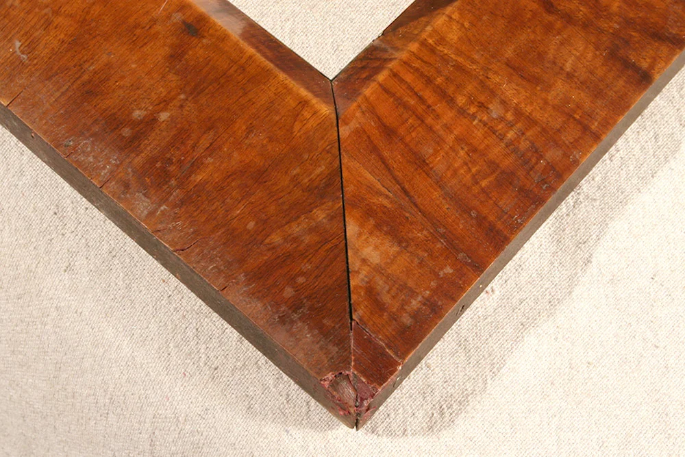 Veneered frame corner before conservation