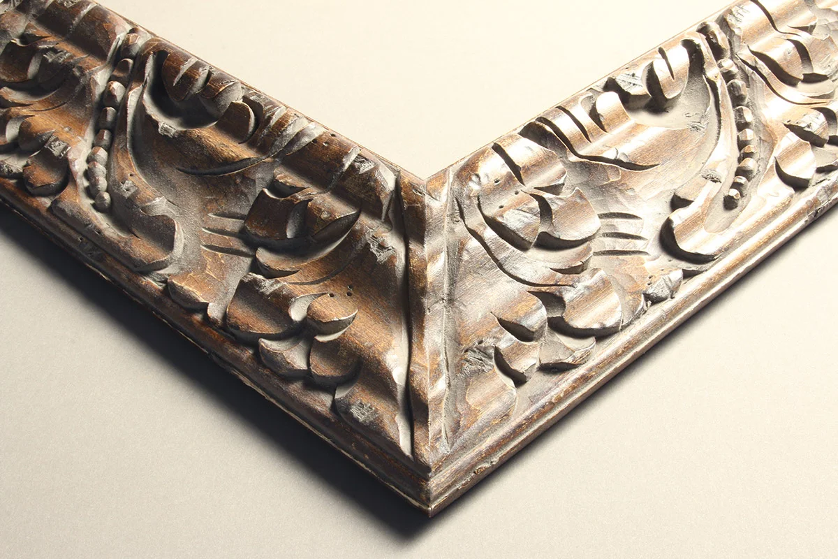 Closed corner frame with the corner strap