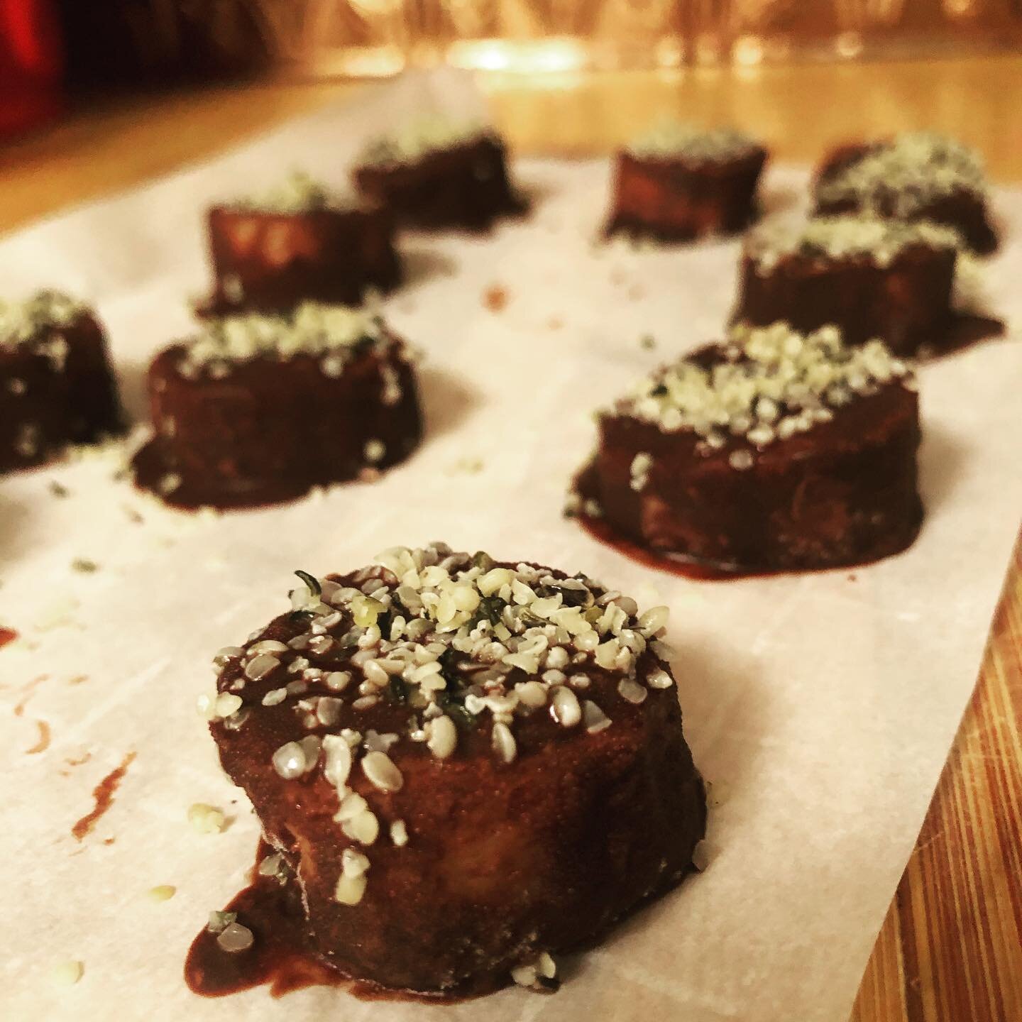 Can you tell I have eaten some of these fertility treats?😇

Chatting with @fabfertileinc and working on some fertility friendly treats for her Summer challenge, I had fun with these!

Bananas dipped in a cocoa, coconut chocolate topped with hemp see