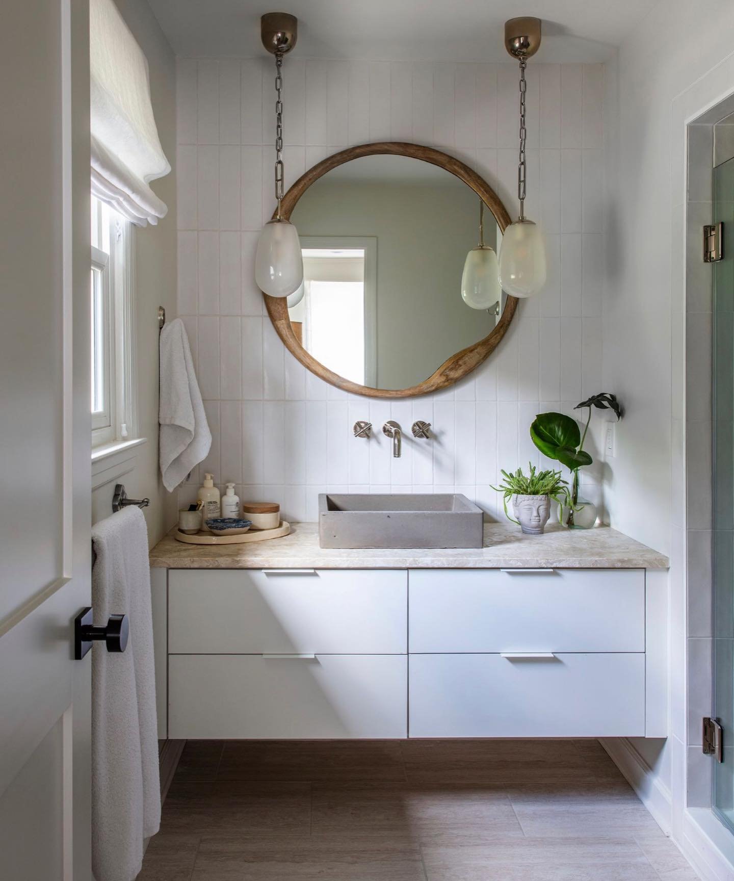 🤍 A little before &amp; after bathroom love today. Quite the transformation. // GC: @martinconstgroup, Photos by @nickjohnsoninteriors, Design by @holmesandsalter
