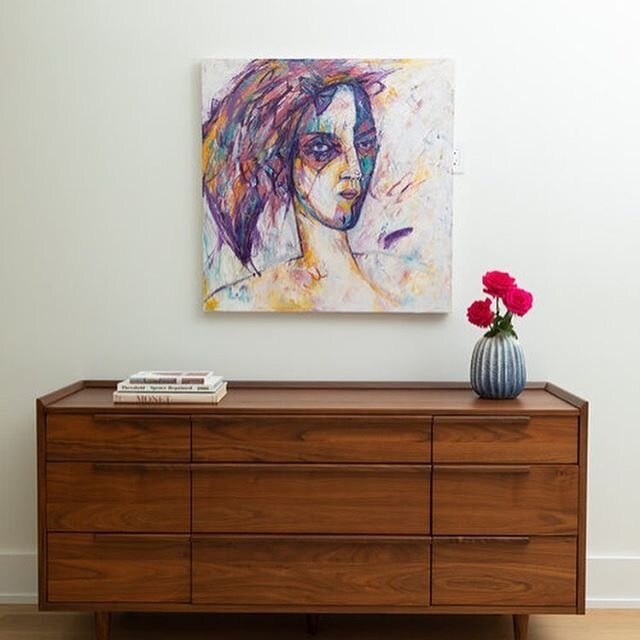 One of our favorite elements of this #shelterisland design project was the commissioned artwork from a local artist. It pulled together the eclectic vibe of the space, matching the personalities of the homeowners beautifully. #interiordesign
▫️
Artis