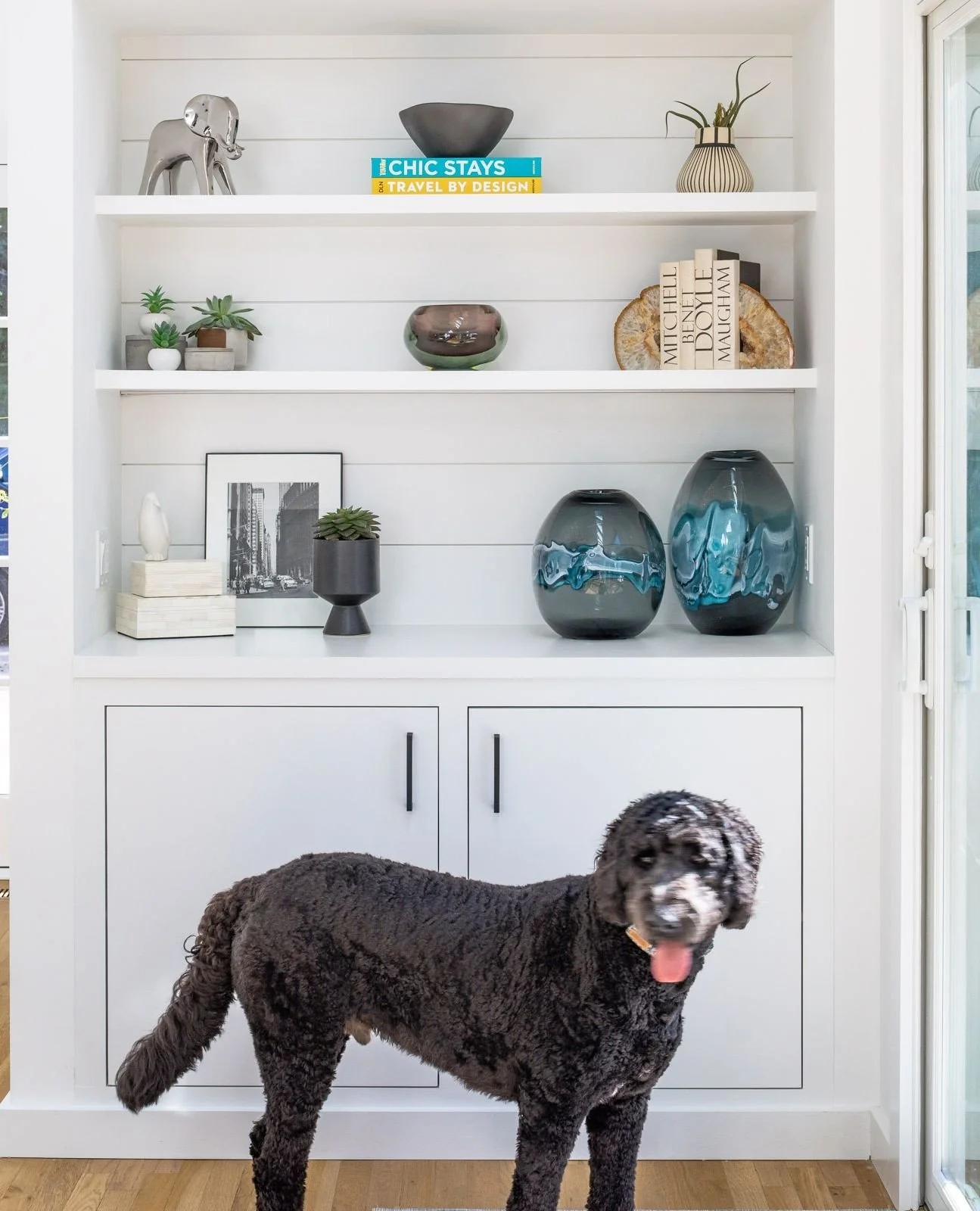 The cutest photobomb 💣. From sculptural vases to curated coffee table books, every element was chosen to bring balance, texture, and personality to this built-in moment. Bonus points for the best design assistant. 🐾