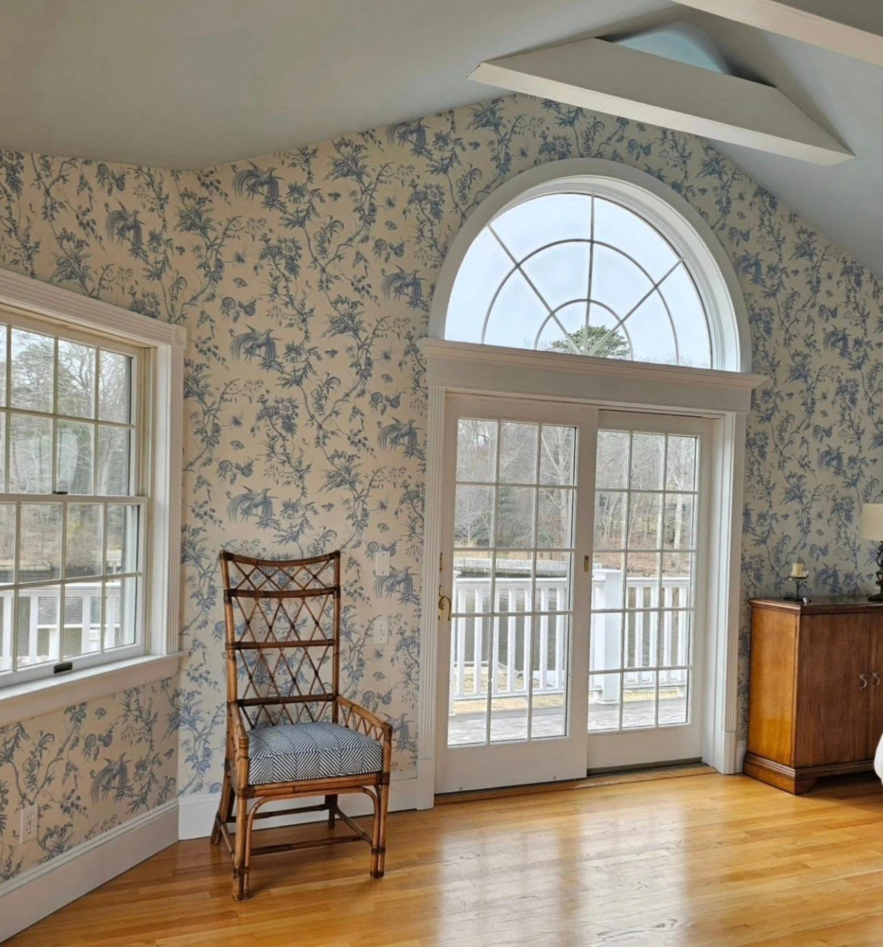 This timeless blue &amp; white patterned wallpaper paired with a baby blue ceiling, makes for the bedroom of our dreams! 💙