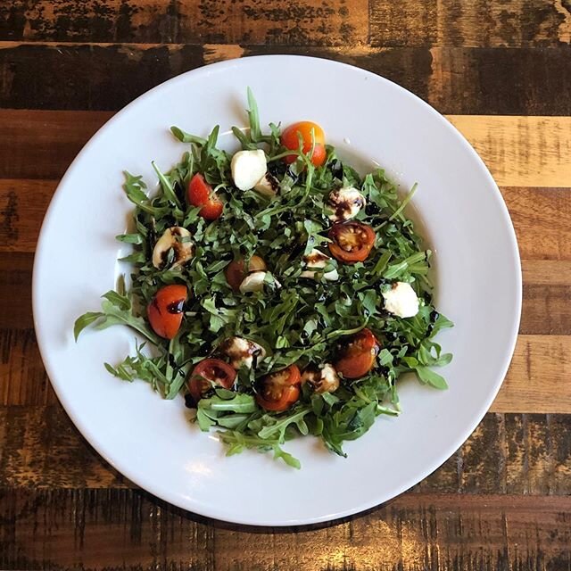 Almost too pretty to eat! Looking for something light for summer or any other time of the year, try our Caprese Salad. Simple yet elegant. Order in BIO⬆️