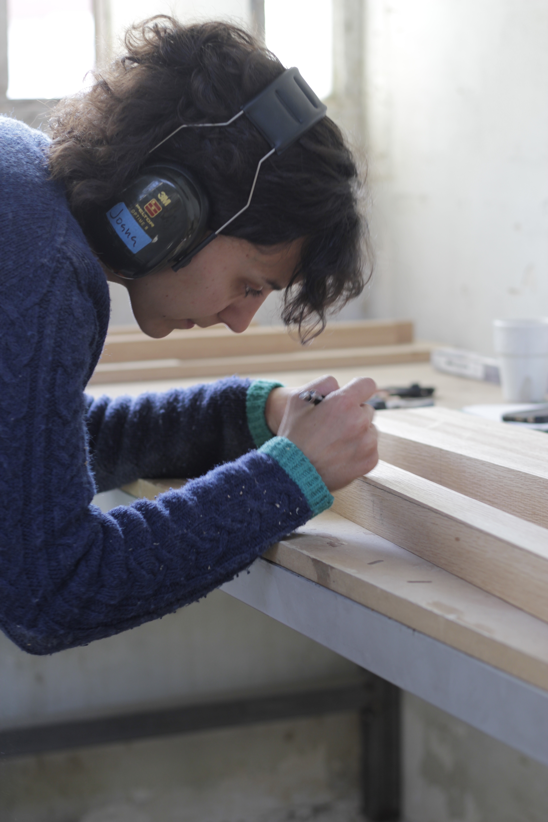 La mujer en la carpintería