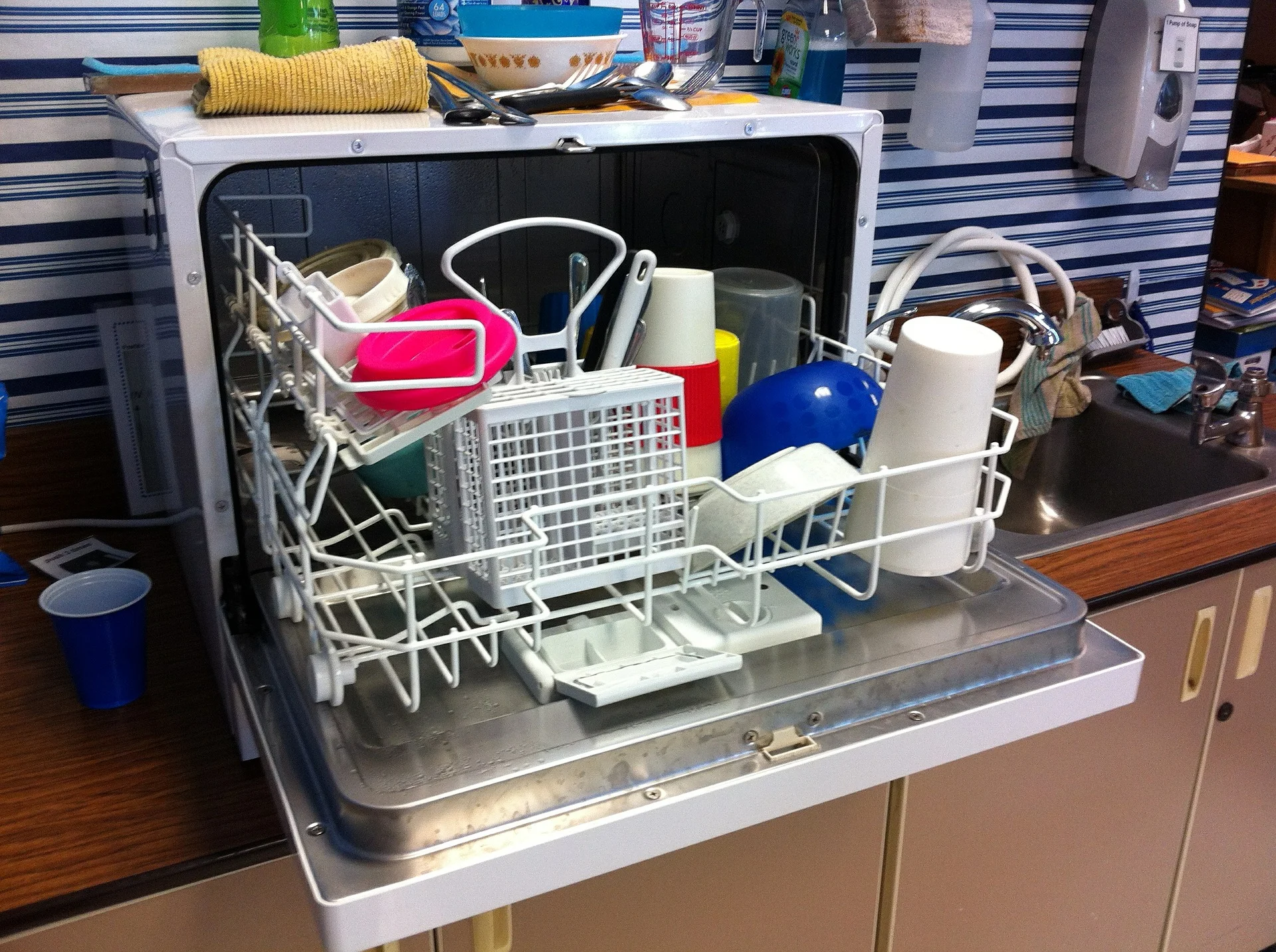 dishwasher-526358_1920.jpg
