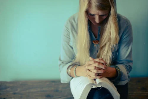 30103_Woman_praying_with_bible.jpg