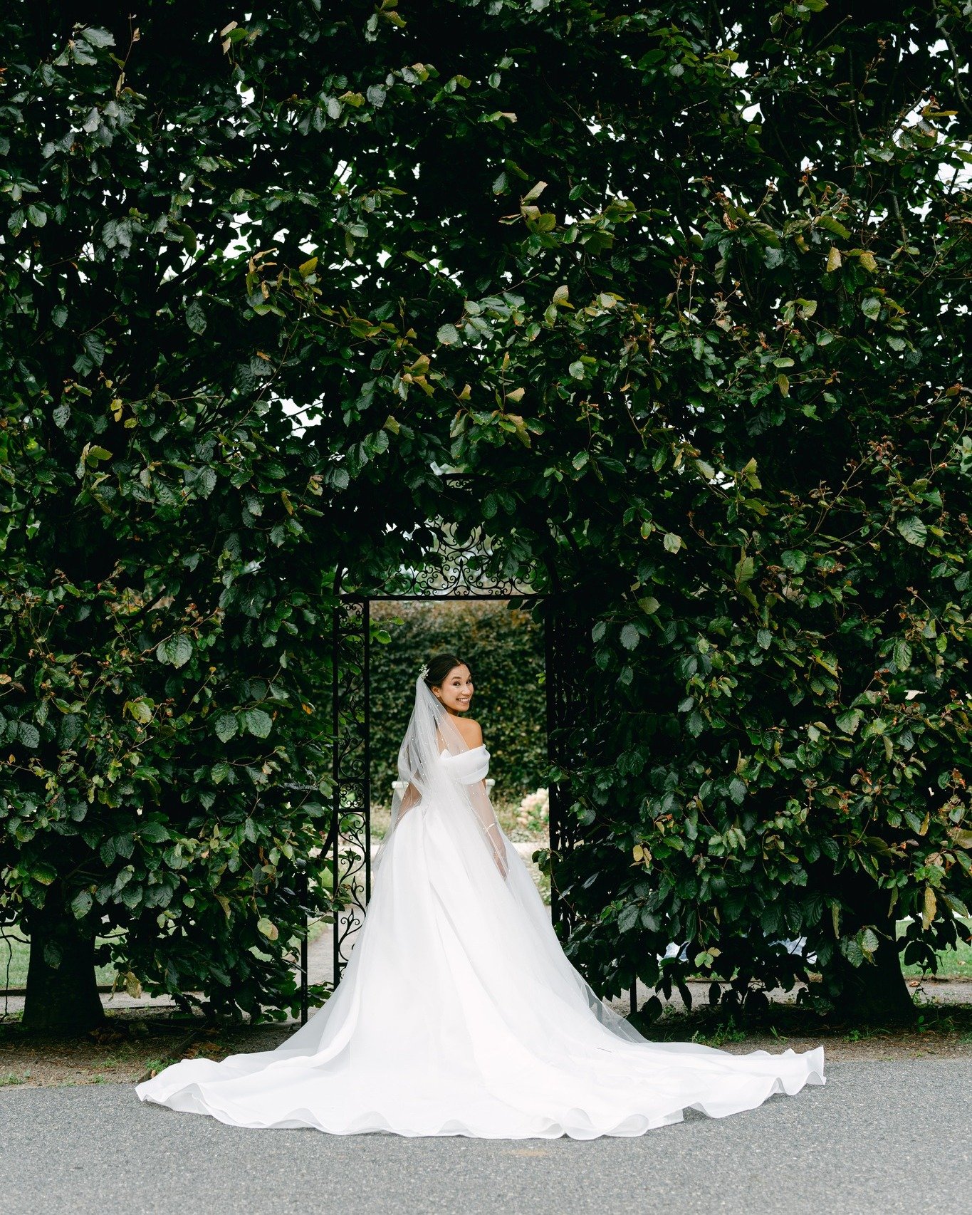 This is giving enchanted garden vibes! We absolutely love the whites against the beautiful green hedges. 

Planner: @soraya_events
Caterer : @sybevents
Bridal Hair and Makeup : @deepalharia
Floral Design: @oluxedesign
Event designer : @jddesignsbosto