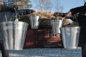 Farm Activities Starting off at Moen farm and in fitting surroundings, we take you back in time. With a lot of fun and a little seriousness, the teams face challenges with pride and bravery!