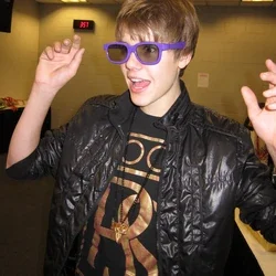 Justin_Bieber_wearing_purple_glasses_Dec_2010.webp