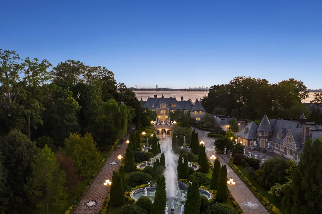 The Life Aquatic | 5 Homes with Architectural Water Features