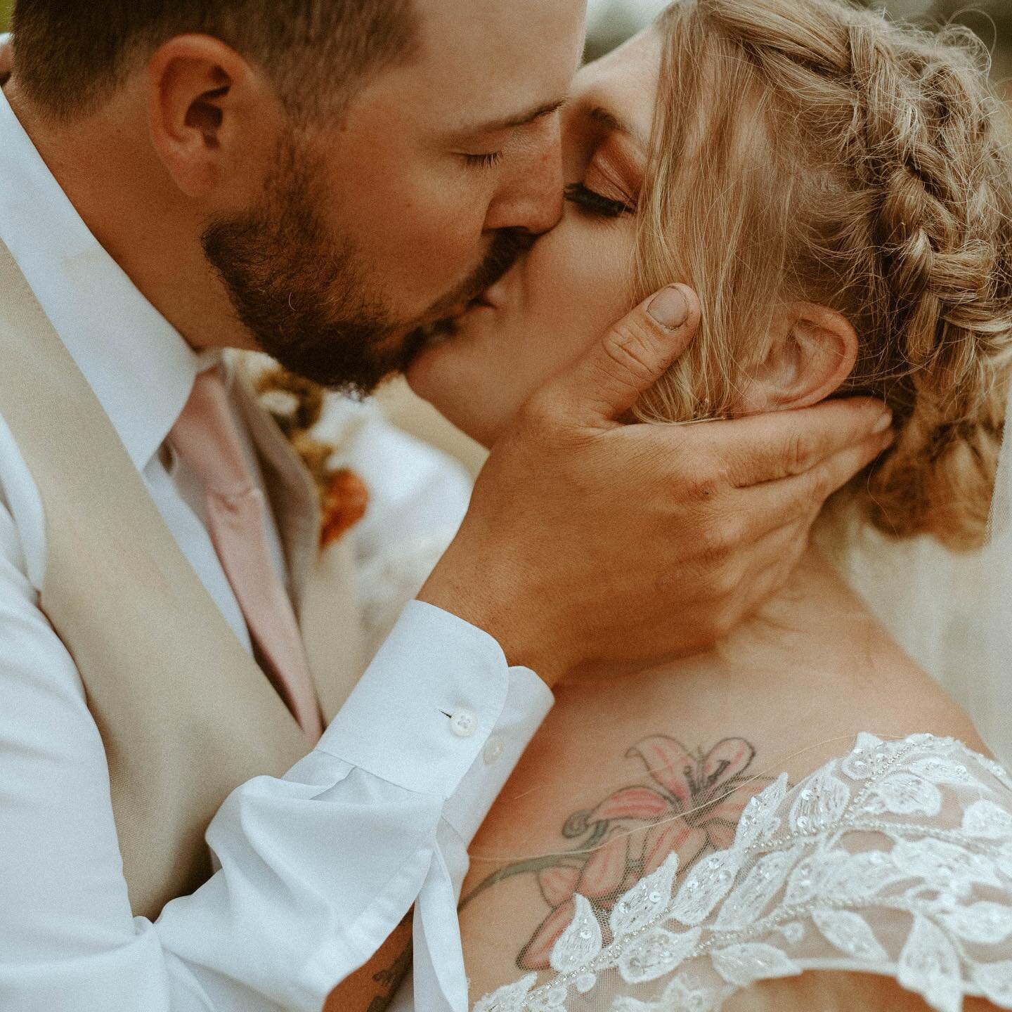 &ldquo;Kiss the girl&rdquo; ✨

#pnwweddingphotographer #washingtonelopementphotographer 
#indiewedding #seattleengagementphotographer 
#intimatewedding #tacomaengagementphotographer 
#elopmentphotographer #oregonproposal #californiaproposal #destiina