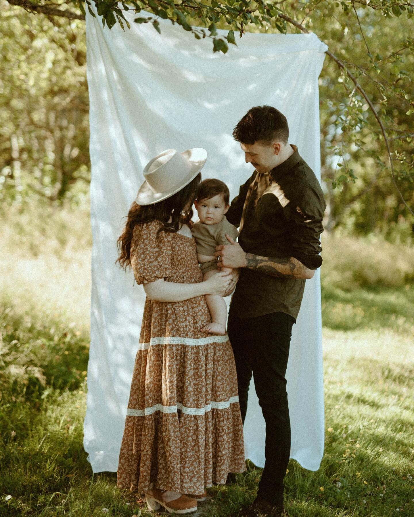 Family shoots are everything✨ 
Swipe to see the cutest boy ever💛

#tacomalifestylephotographer 
#adventuresession  #washingtonstatephotographer 
#tacomacouplesphotographer #seattlefamilyphotographer #lookslikefilm 
#pnwfamilyphotographer #tacomafami