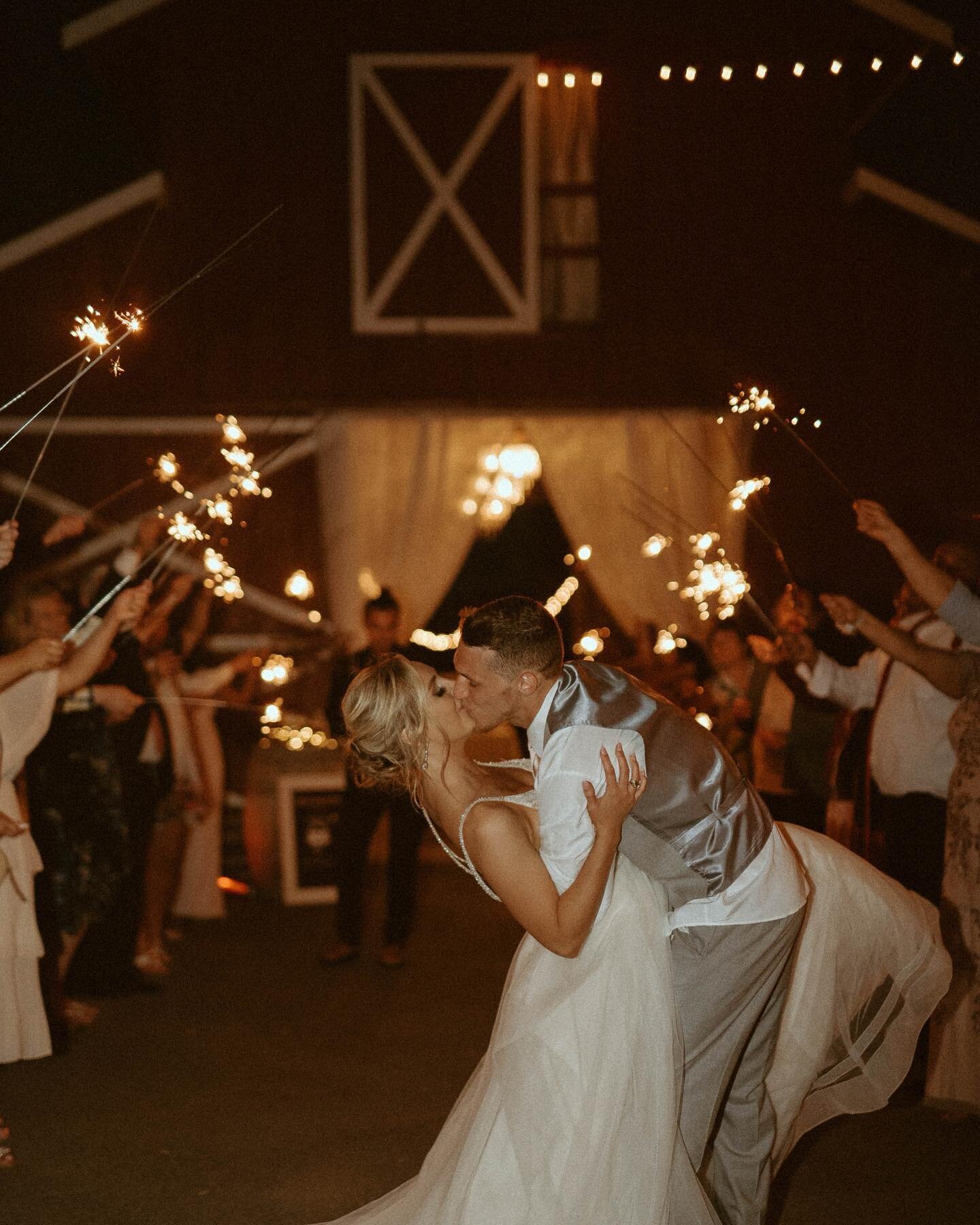 I highly recommend doing a sparkler send off😍✨

#pnwweddingphotographer #washingtonelopementphotographer 
#indiewedding #seattleengagementphotographer 
#intimatewedding #tacomaengagementphotographer 
#elopmentphotographer #oregonproposal #california