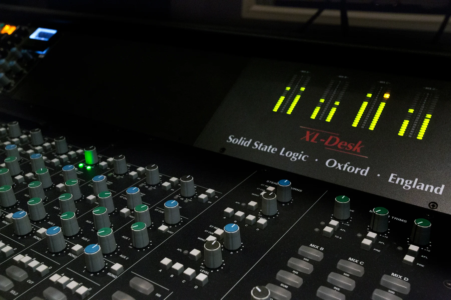 XL_desk_03.jpg