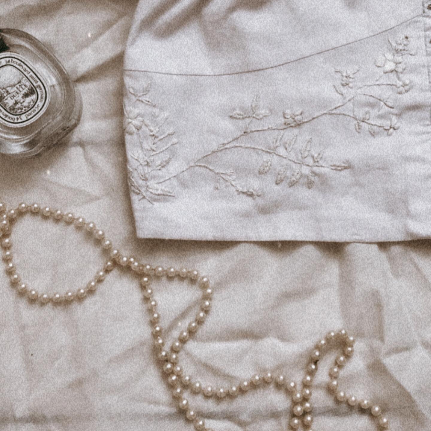 It&rsquo;s so hard to capture the intricacies of whitework embroidery on camera- so unbelievably subtle and yet so beautifully delicate! 

This piece used to be an item of fast fashion, probably destined for the landfill as there were some tough stai