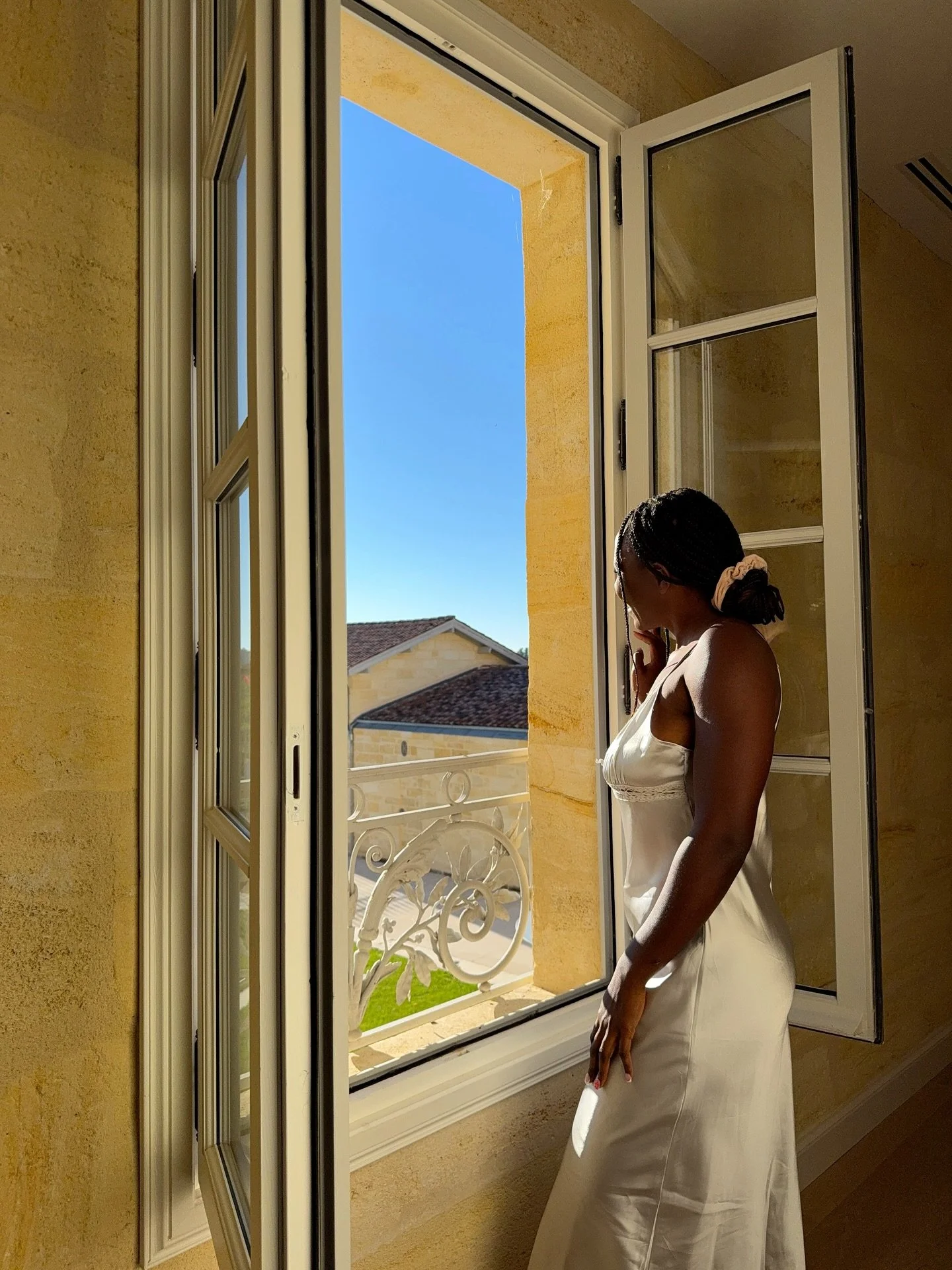 Dream stay at Ch&acirc;teau Moncets 🇫🇷 ✨

And suddenly&hellip; I understood what princess dreams are made of 👸🏾 

Think: morning light spilling over the vineyards, quiet countryside air, a ch&acirc;teau suite that feels straight out of a Bordeaux
