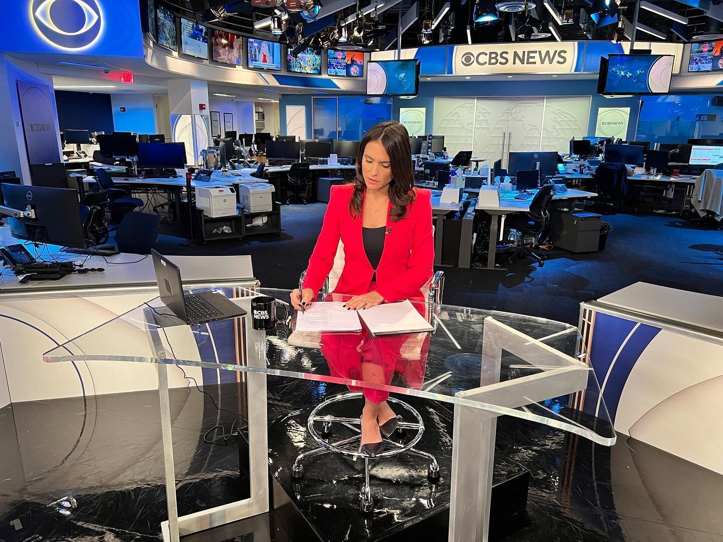 The @cbsnews Weekend @cbseveningnews begins now. @iamthatreporterjd is off tonight and @johncraigwilson has generously invited me to sit at the desk. We a busy and very international broadcast tonight&hellip; thrilled to be with the Weekend fam.