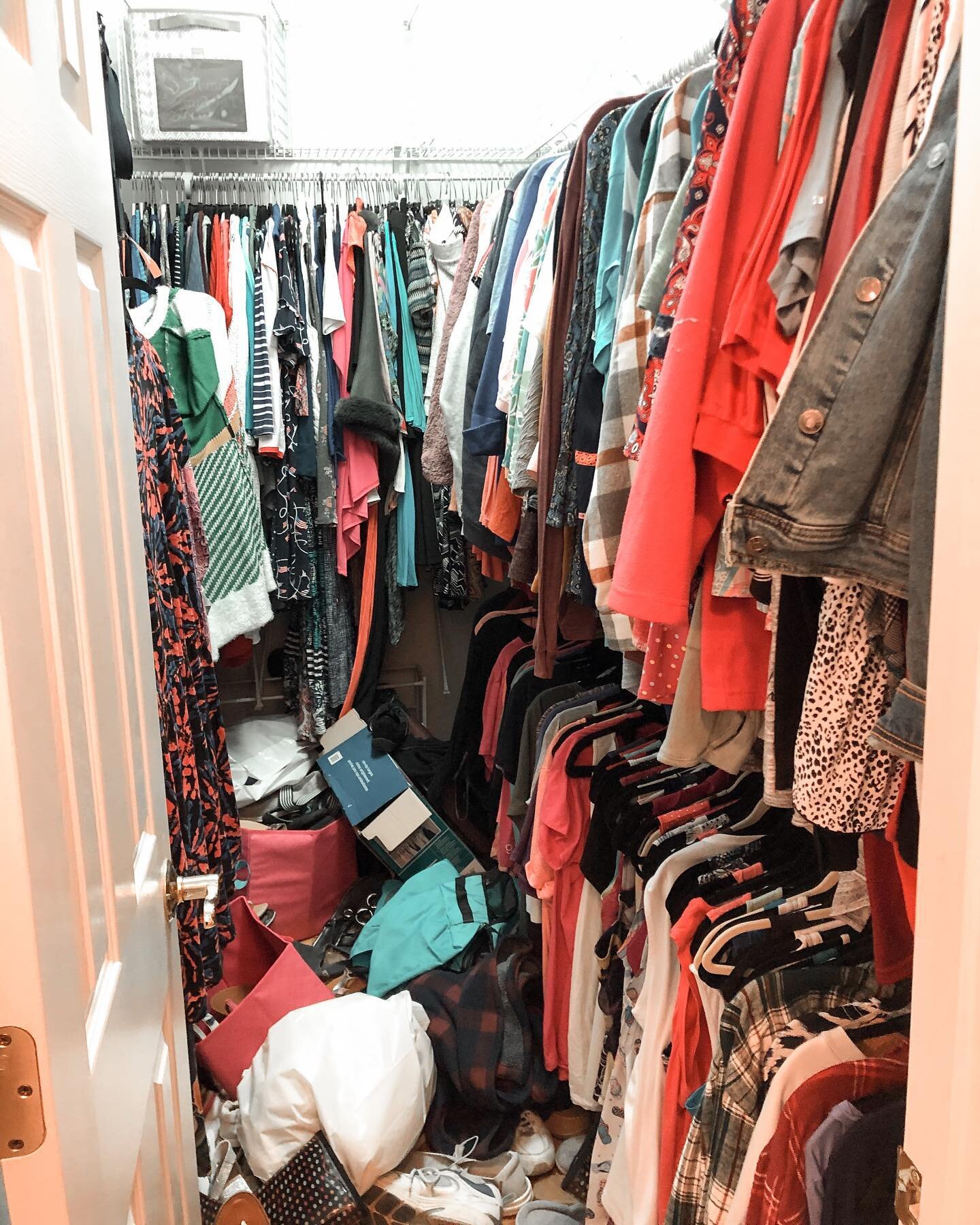 Who doesn&rsquo;t love a good &ldquo;reset&rdquo; &hellip; especially before the holidays!?

Primary Closet refresh happening over here. We took everything out and threw it on the bed&hellip; dusted and vacuumed the closet.. we downsized and then put