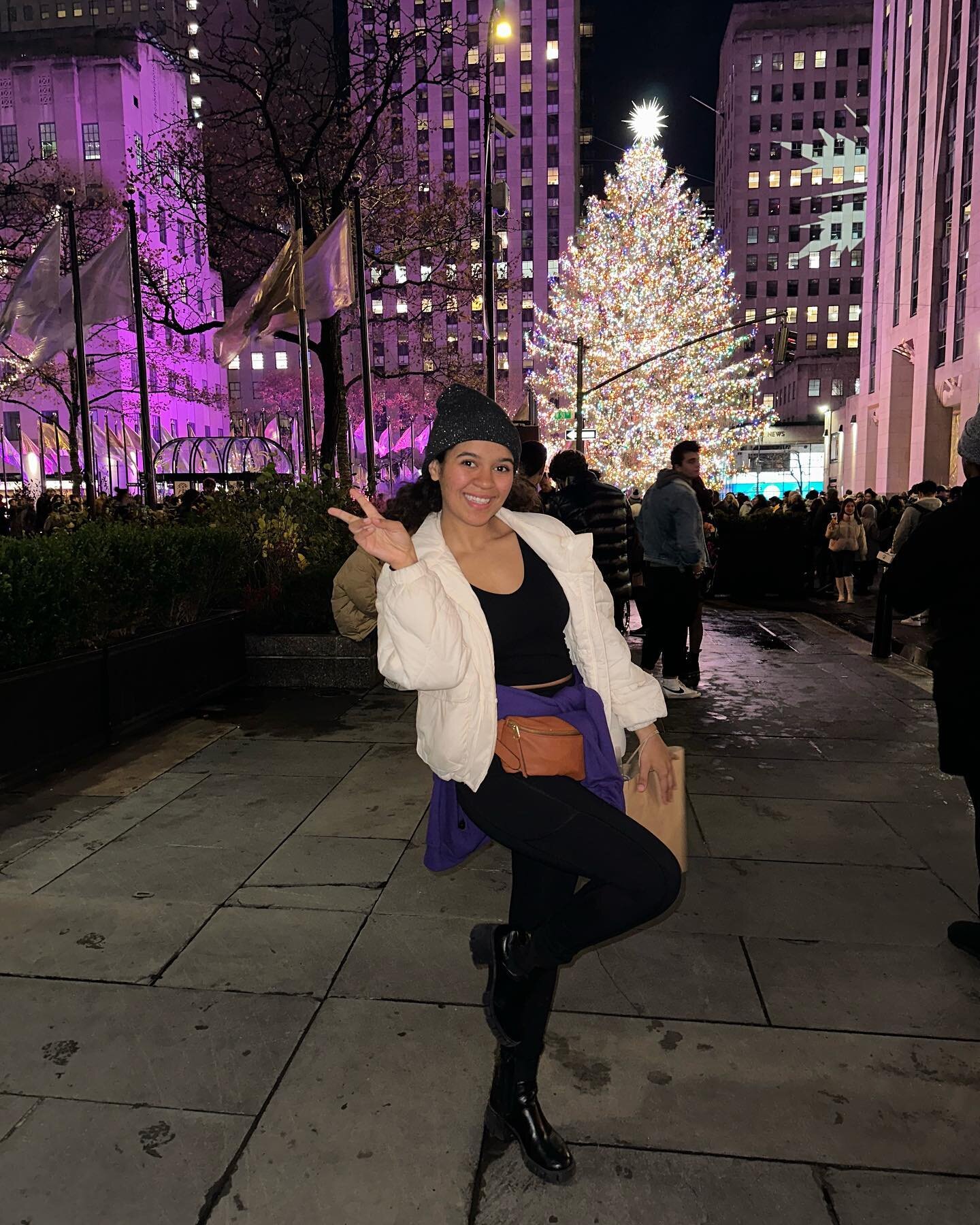 Randomly walking to the Rockefeller Christmas Tree after getting thai food with new grad @kayelin_l &gt;&gt;&gt;&gt;&gt;&gt;&gt;&gt; literally anything else

Come back to NYC soon!!!!! And congrats boo!!! 🎓 

(Catch us on the last slide!!! ❤️)
&bull