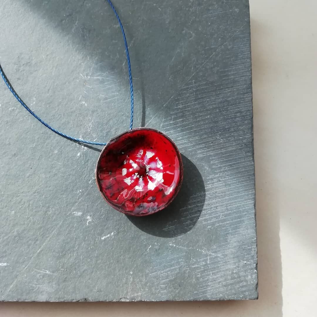 Red and white enamel on copper hanging on a blue cord.

Something else to take to @artsmix1 tomorrow.

#valmontstudio #artsmix #enamel #necklace #jewellerydesign #jewellery #maker #metalsmith #madeinleeds