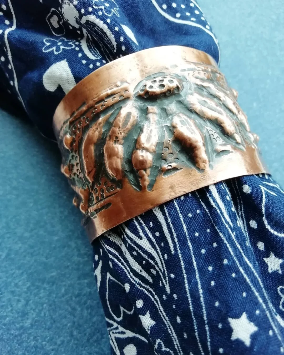 Some chasing and repouss&eacute; on this thick copper cuff. A very enjoyable process!

#valmontstudio #chasingandrepouss&eacute; #copper #maker #metalsmith #jewellerydesign #jewellery #madeinleeds