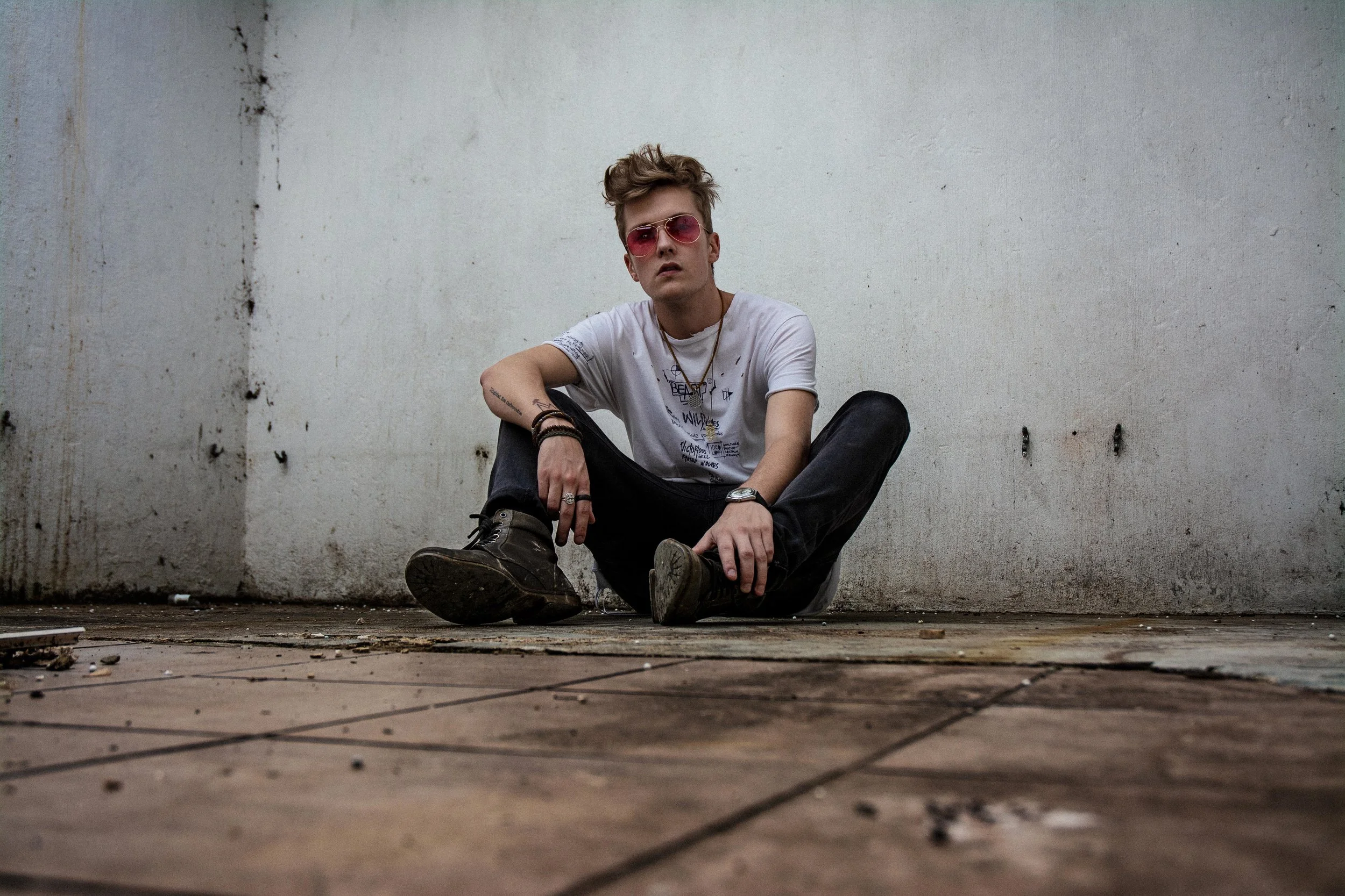 South African newcomer James Deacon releases the video for his powerful debut single ‘Not Givin’ Up’